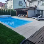 Z Basenem I Salonem