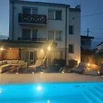 Z Basenem I Salonem Apartment *