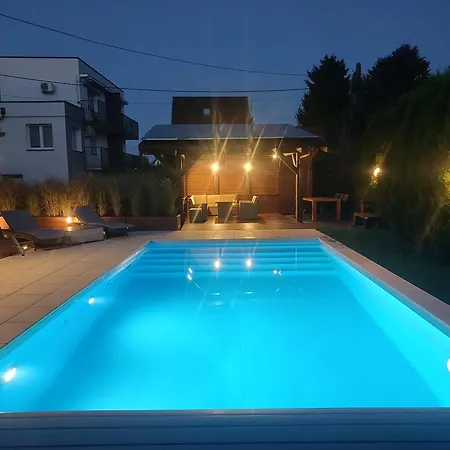 Z Basenem I Salonem Apartman *
