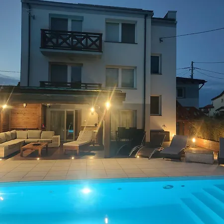 Z Basenem I Salonem Apartman *